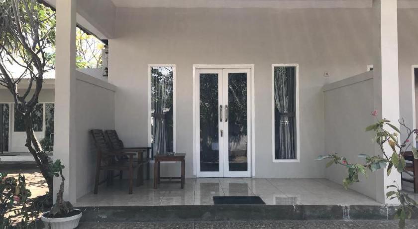 Pineapple Guest House Gili Air Exterior photo
