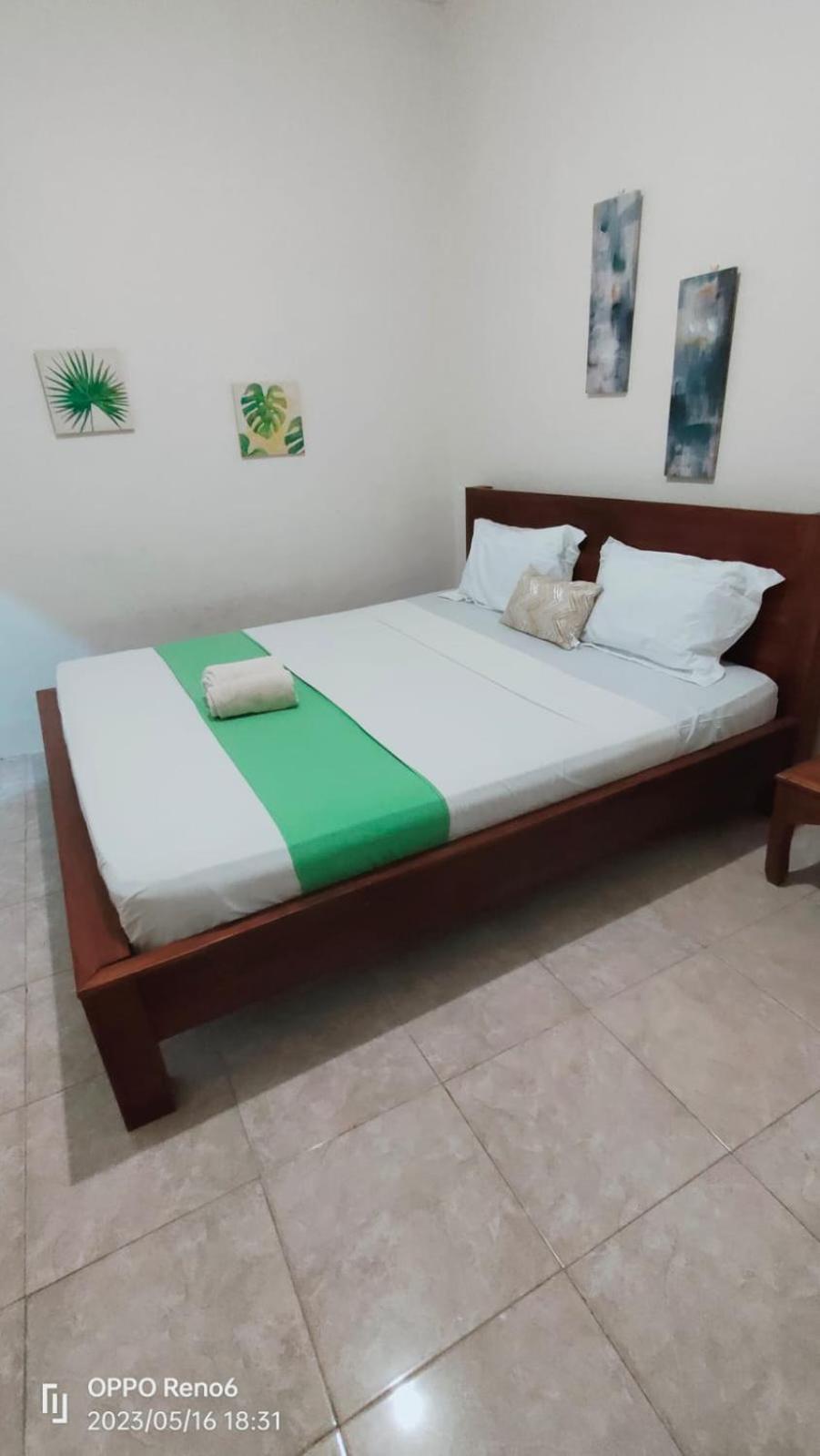 Pineapple Guest House Gili Air Exterior photo