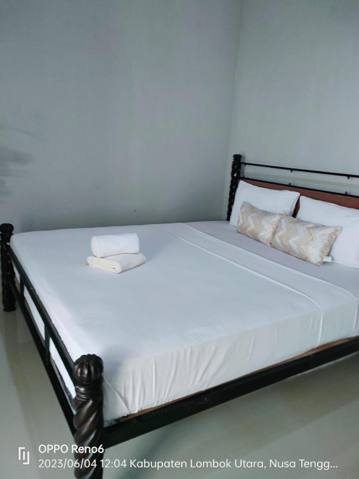 Pineapple Guest House Gili Air Exterior photo