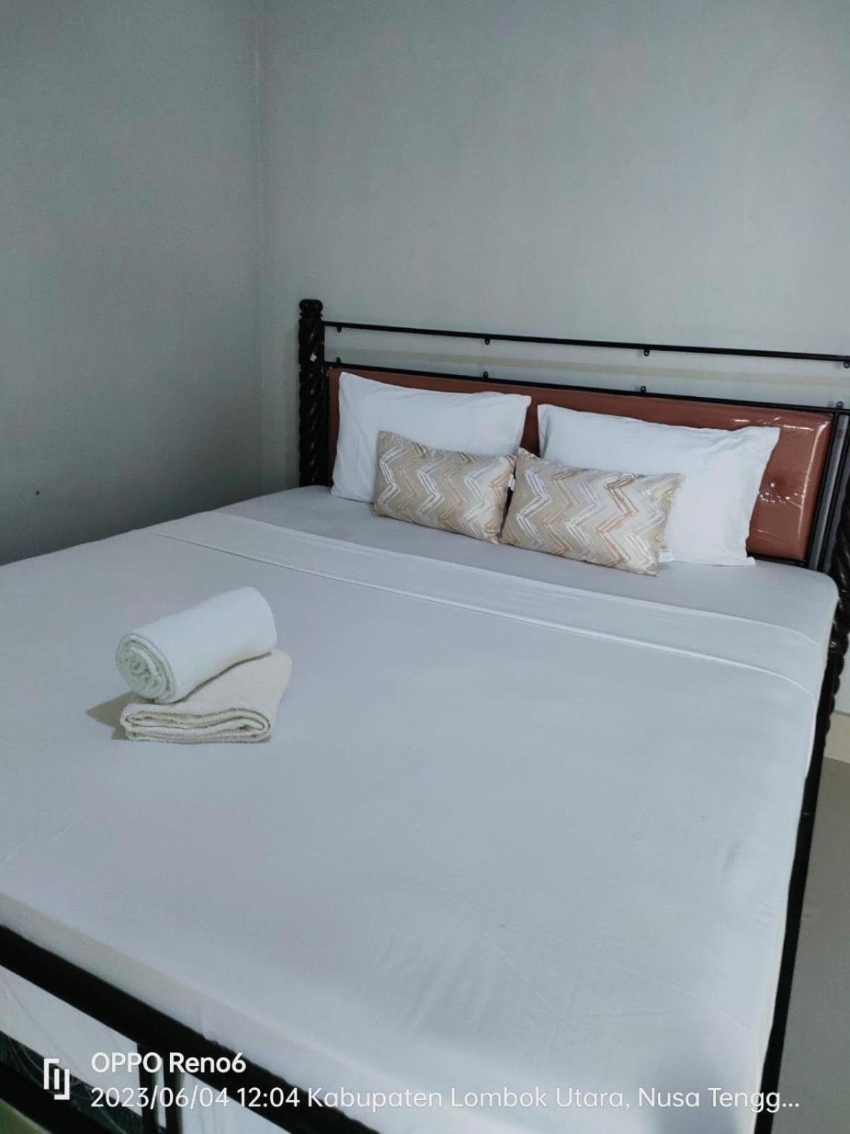 Pineapple Guest House Gili Air Exterior photo