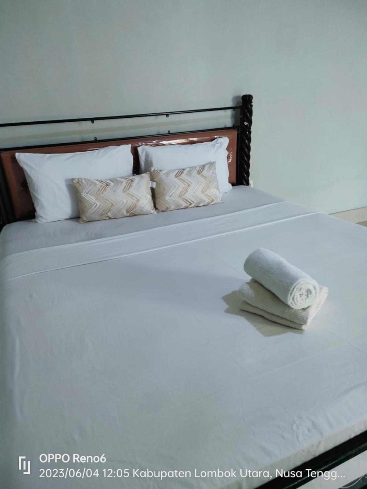 Pineapple Guest House Gili Air Exterior photo
