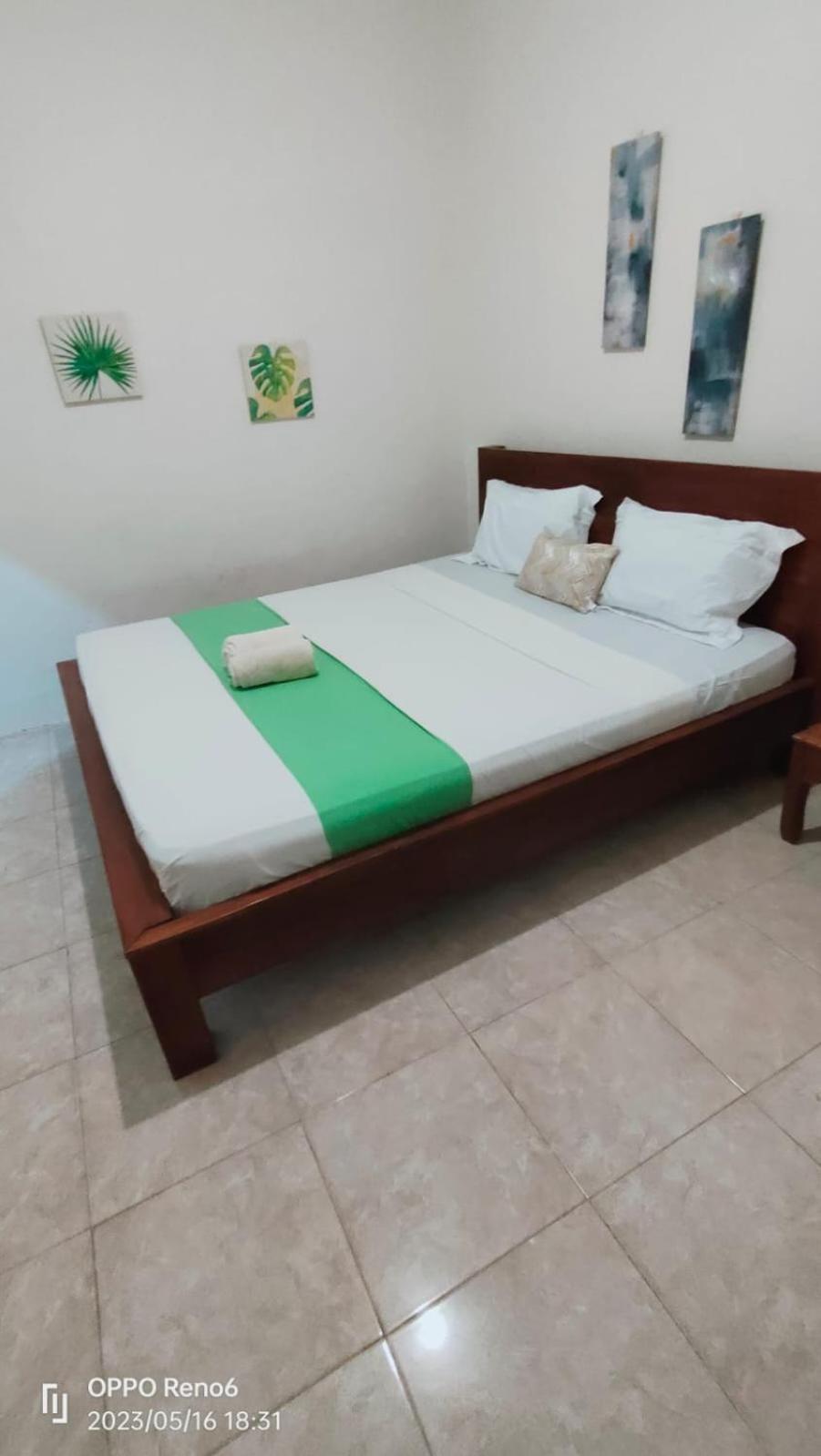 Pineapple Guest House Gili Air Room photo